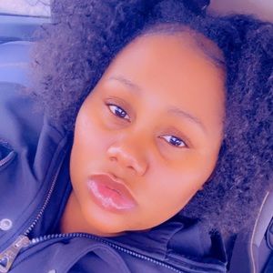 Meet your Posher, Kenia